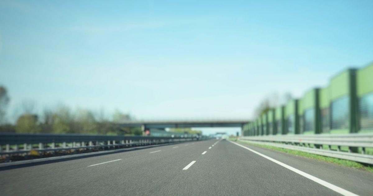 高速道路を走る車のイメージ